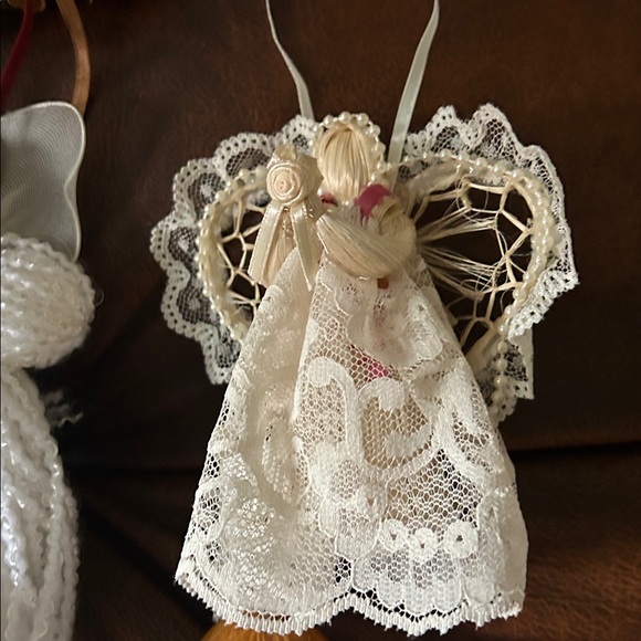 Angels and scroll holiday decor - Picture 15 of 17